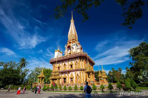 プーケットのワット・チャロン：壮大な寺院建築と息を呑む海の景色！