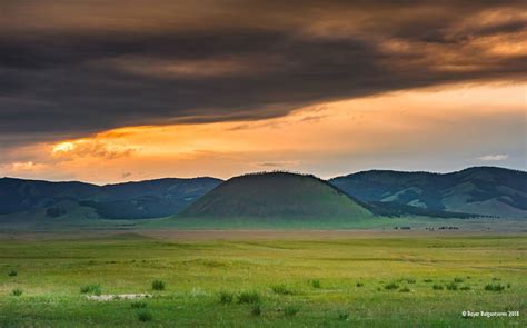 ウランゴビ砂漠、壮大な景観と神秘的な雰囲気を味わおう！